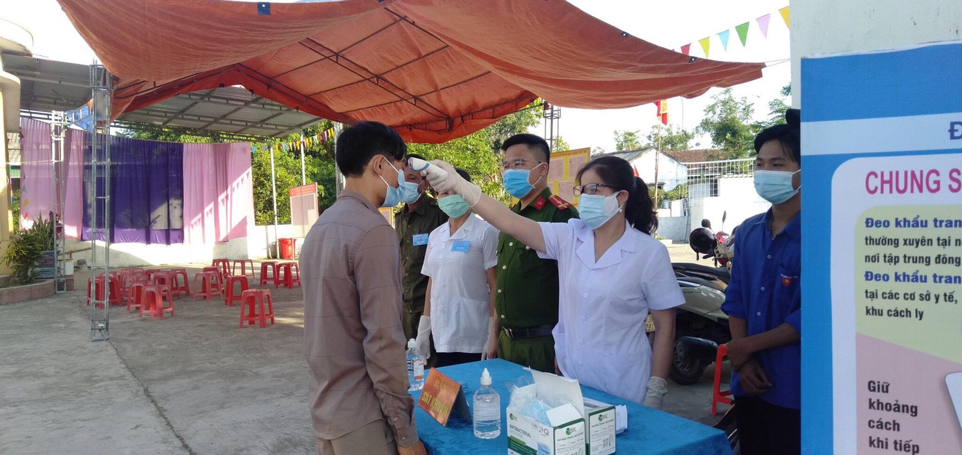 Lực lượng thanh niên huyện Cẩm Xuyên đã có mặt từ rất sớm hỗ trợ các điểm bỏ phiếu công tác chuẩn bị lễ khai mạc, giúp đỡ người già di chuyển, sắp xếp phương tiện của các cử tri, bố trí các điểm sát khuẩn, đo thân nhiệt, phát khẩu trang miễn phí.