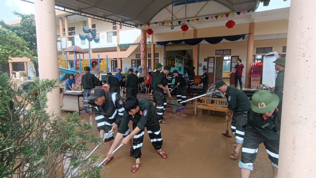 Trao đổi với Tiền Phong, Thượng tá Thái Doãn Bằng – Trung đoàn Trưởng Trung đoàn CSCĐ Bắc Trung Bộ (Bộ Tư lệnh CSCĐ) cho biết, thực hiện chỉ đạo, trong sáng 1/11, đơn vị đã huy động hơn 200 cán bộ, chiến sĩ đến huyện Hương Khê (Hà Tĩnh) để khắc phục hậu quả lũ lụt.