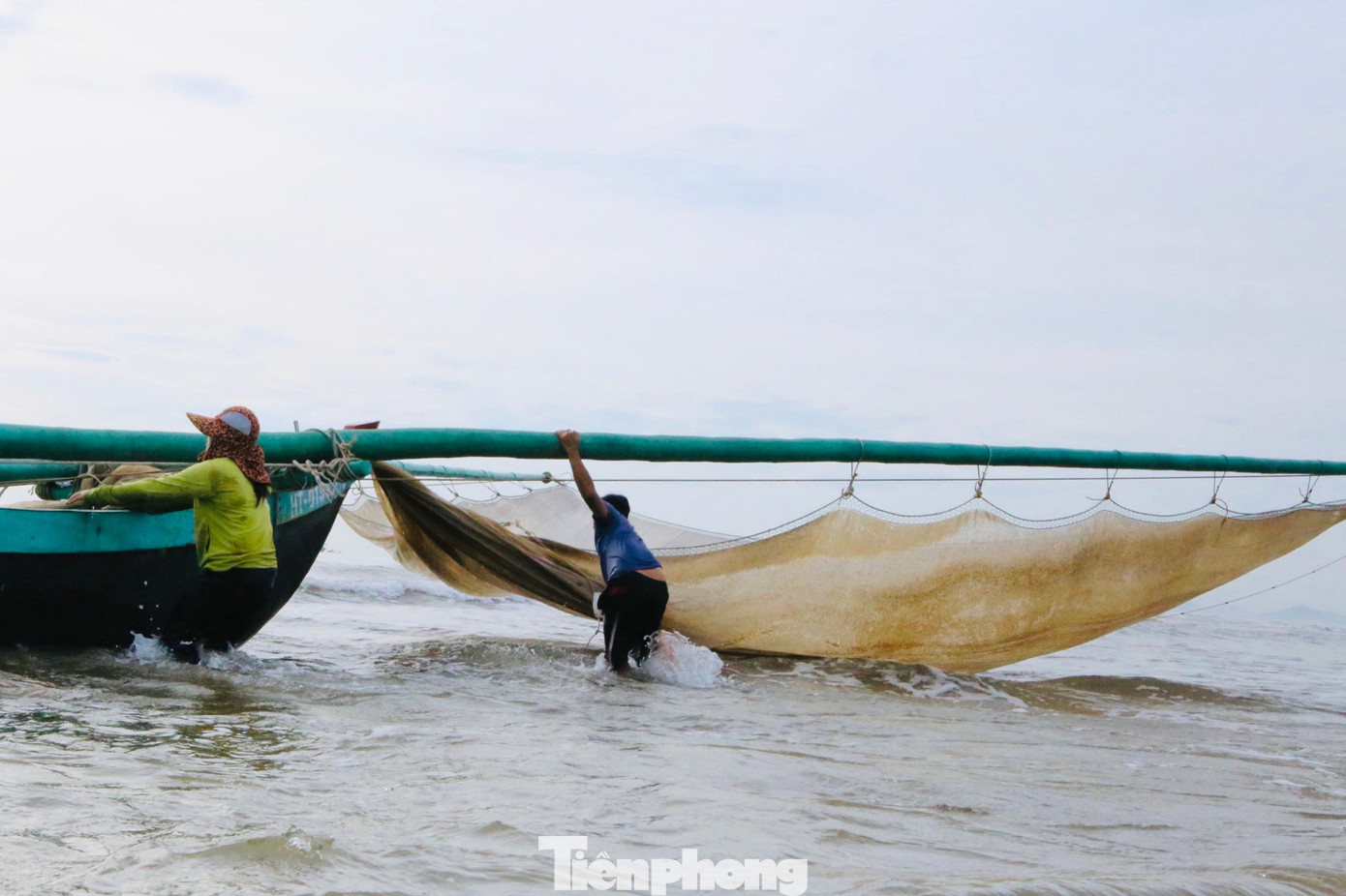 Hàng chục tàu thuyền lớn nhỏ của người dân địa phương và vùng lân cận đến đánh bắt rất náo nhiệt.