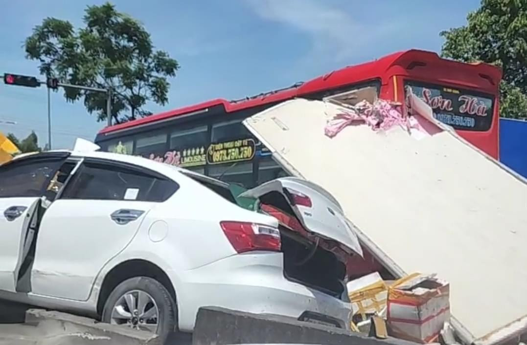 Ô tô con bị đâm đuôi gây hư hỏng nặng. Ô tô con bị đâm đuôi gây hư hỏng nặng.