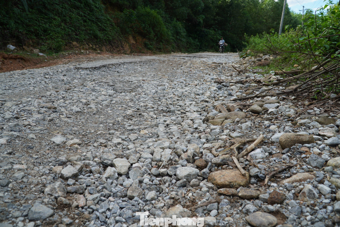 Vì mặt đường vỡ nát, không còn nguyên vẹn nên phương tiện di chuyển phải đối mặt với nguy cơ mất an toàn giao thông. Ngoài ra đường xuống cấp nghiêm trọng cũng khiến quá trình sinh hoạt, phát triển kinh tế của người dân bị ảnh hưởng.