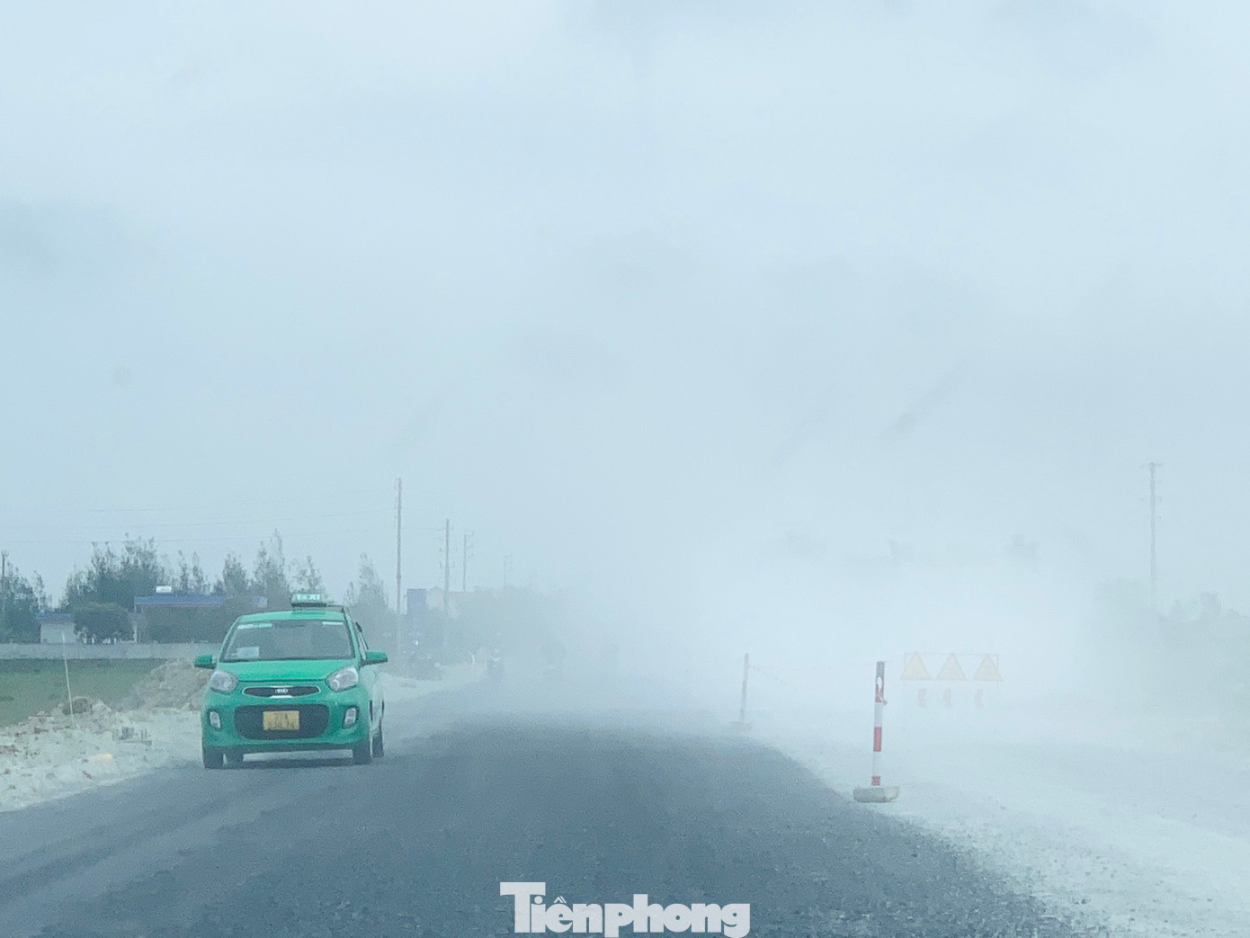 “Người dân địa phương cũng nhiều lần phản ánh tình trạng làm đường bụi bặm ảnh hưởng đến cuộc sống. Chúng tôi thường xuyên nhắc nhở đơn vị thi công cũng như báo cáo lên chủ đầu tư thường xuyên tưới nước để đảm bảo môi trường trong quá trình thực hiện dự án. Hiện công trình đang chậm tiến độ, giờ họ đang đẩy nhanh thi công nên bụi bặm cũng không tránh khỏi”, ông Phan Xuân Thanh, Chủ tịch UBND xã Xuân Mỹ, huyện Nghi Xuân cho biết. “Người dân địa phương cũng nhiều lần phản ánh tình trạng làm đường bụi bặm ảnh hưởng đến cuộc sống. Chúng tôi thường xuyên nhắc nhở đơn vị thi công cũng như báo cáo lên chủ đầu tư thường xuyên tưới nước để đảm bảo môi trường trong quá trình thực hiện dự án. Hiện công trình đang chậm tiến độ, giờ họ đang đẩy nhanh thi công nên bụi bặm cũng không tránh khỏi”, ông Phan Xuân Thanh, Chủ tịch UBND xã Xuân Mỹ, huyện Nghi Xuân cho biết.