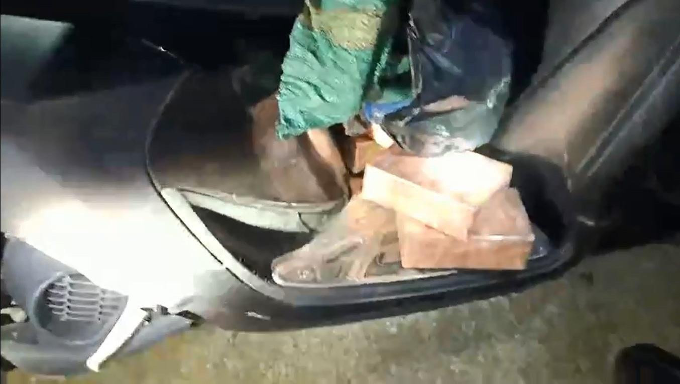 10 bánh heroin được đối tượng vận chuyển bằng xe máy.