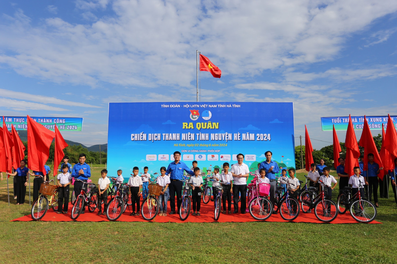 Sáng 2/6, Tỉnh Đoàn, Hội LHTN Việt Nam tỉnh Hà Tĩnh đã tổ chức chương trình ra quân Chiến dịch thanh niên tình nguyện hè năm 2024 tại xã Kỳ Sơn, huyện Kỳ Anh.