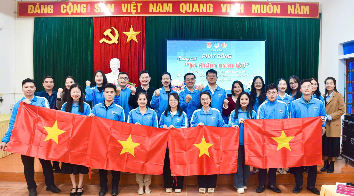 Các đơn vị trao tặng cờ Tổ quốc ủng hộ chương trình.