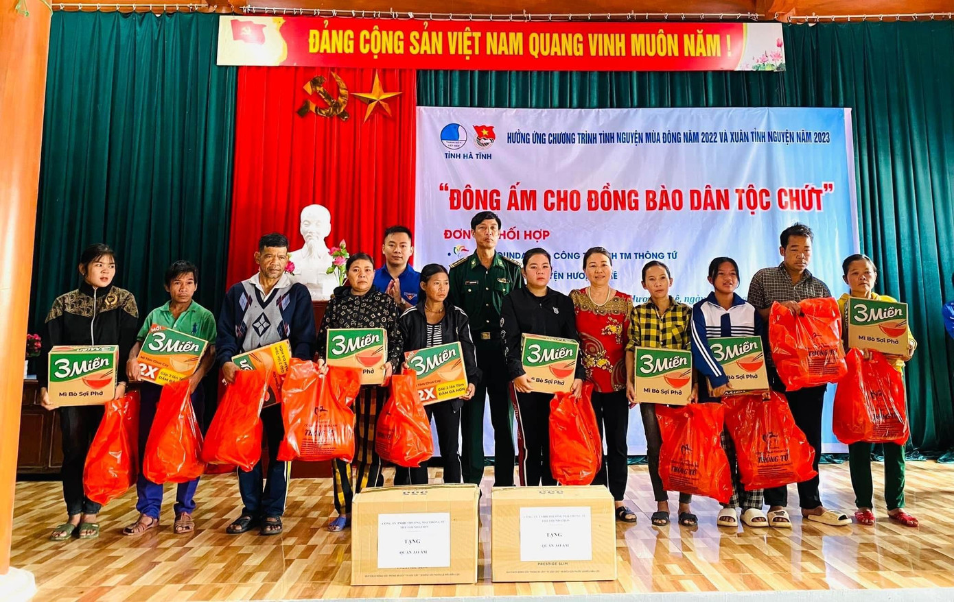Trao quà hỗ trợ người đồng bào dân tộc Chứt tại bản Rào Tre, xã Hương Liên, huyện Hương Khê.