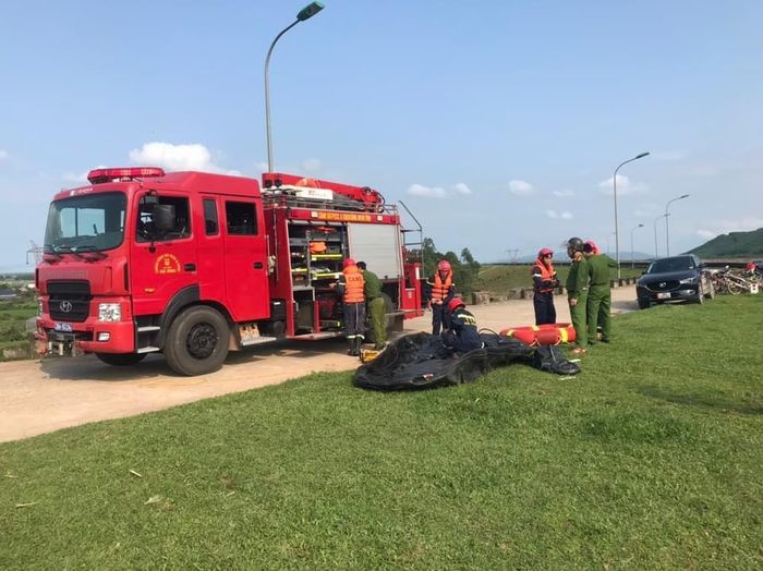 Lực lượng chức năng hỗ trợ tìm kiếm tung tích hai nạn nhân. Lực lượng chức năng hỗ trợ tìm kiếm tung tích hai nạn nhân.