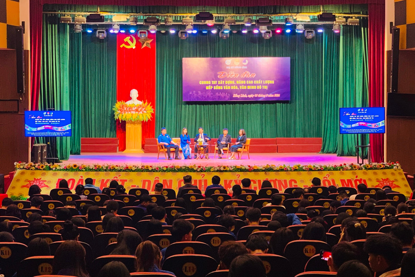 Các cơ sở Đoàn, Hội triển khai hơn 300 hoạt động tuyên truyền về lối sống văn minh, ứng xử văn hóa, giữ gìn trật tự an toàn xã hội, an toàn giao thông, bảo vệ môi trường và cảnh quan đô thị.