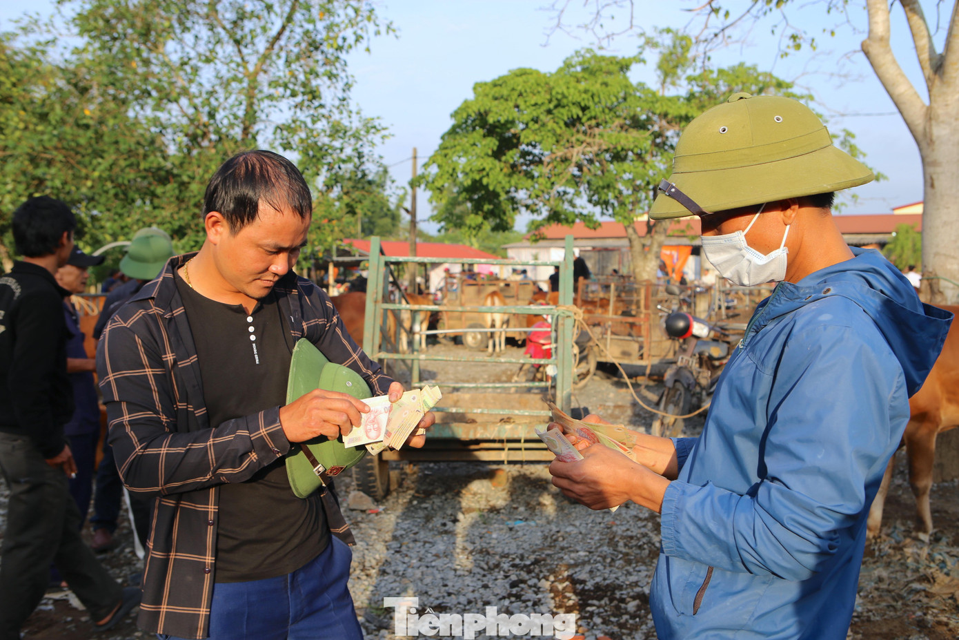 Chợ trâu, bò là nét độc đáo được người dân lưu truyền hơn 100 năm qua.
