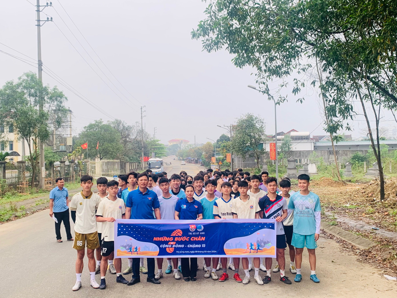 Chương trình “Những bước chân vì cộng đồng” được Trung ương Hội LHTN Việt Nam phối hợp tổ chức nhằm kêu gọi cộng đồng đi bộ, chạy bộ mỗi ngày để rèn luyện sức khỏe; đồng thời, lan tỏa tinh thần nhân ái, gây quỹ xây dựng nhà văn hóa cộng đồng cho 16 dân tộc thiểu số.