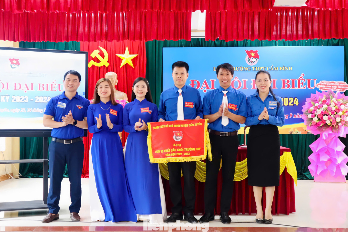 Cẩm Ly (thứ 3 từ trái sang) trong một lần được Huyện Đoàn biểu dương.