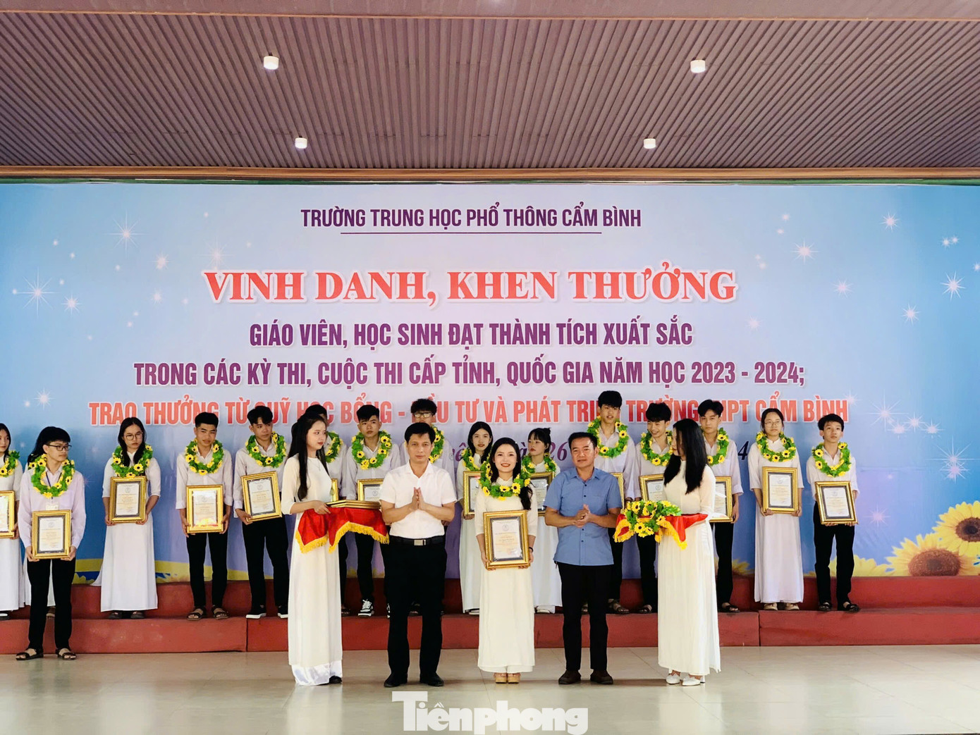 Cẩm Ly nhận giấy khen từ Trường Trung học phổ thông Cẩm Bình vinh danh.
