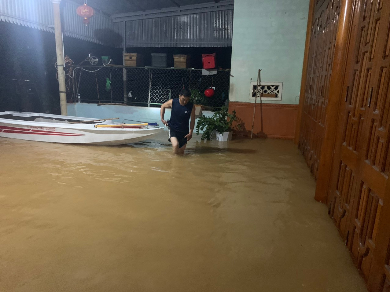 Hình ảnh mưa lũ ngập nhà dân tại xã Hương Đô.