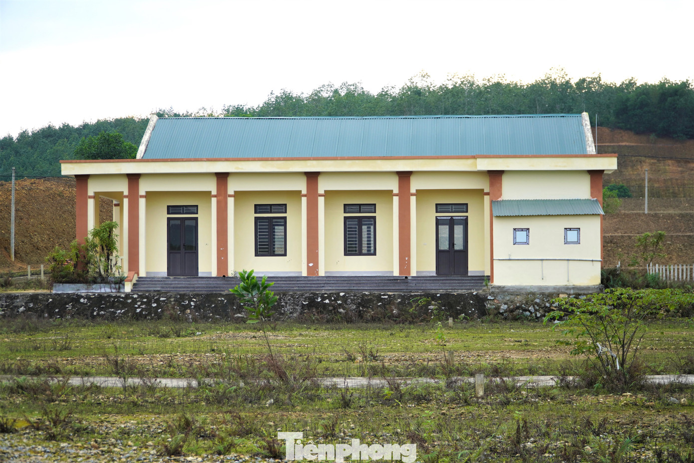 Trong ảnh nhà văn hóa tại khu tái định cư được xây dựng khang trang, song chưa có người dân đến ở nên đang bỏ hoang.