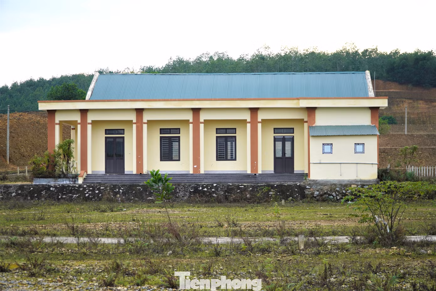 Trong ảnh nhà văn hóa tại khu tái định cư được xây dựng khang trang, song chưa có người dân đến ở nên đang bỏ hoang.