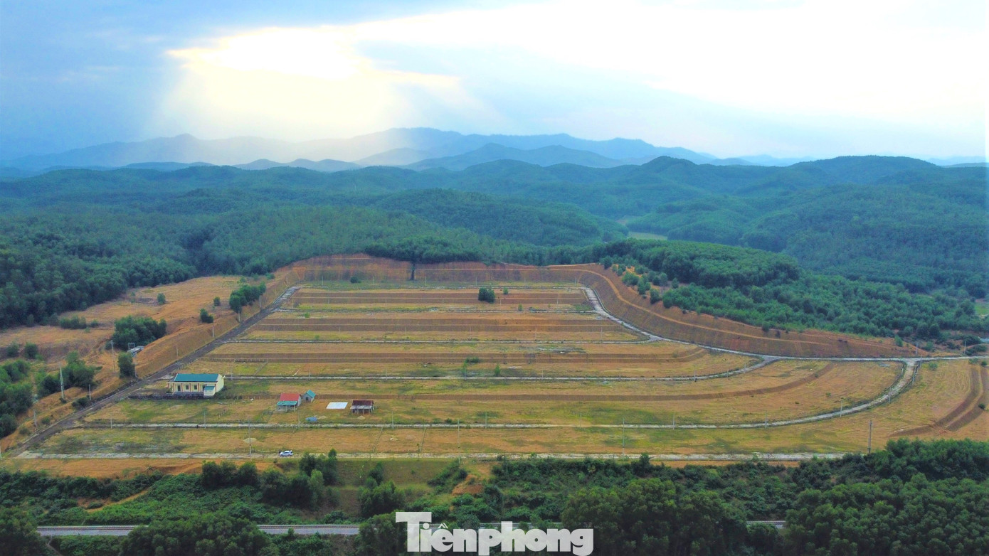 Theo lãnh đạo UBND xã Điền Mỹ (huyện Hương Khê) hiện tại có trên 30 hộ dân đã nhận đất. Tuy nhiên do hệ thống nước, điện chưa hoàn thiện nên người dân chưa thể lên đây để ở. Về phía chính quyền địa phương đang tuyên truyền người dân đã nhận đất đến làm nhà ở để an toàn trong mùa lũ và tránh bỏ hoang, xuống cấp.