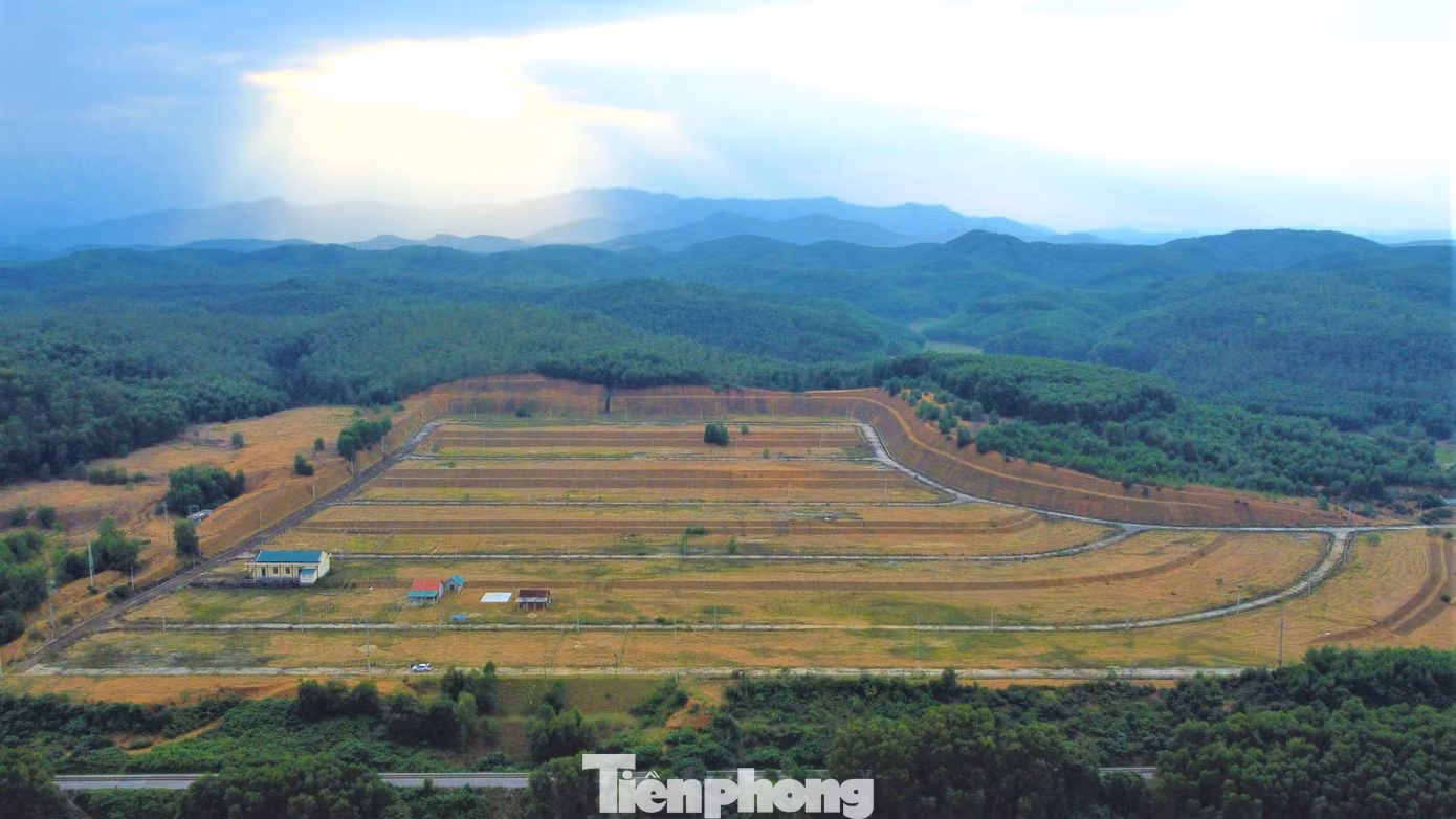 Theo lãnh đạo UBND xã Điền Mỹ (huyện Hương Khê) hiện tại có trên 30 hộ dân đã nhận đất. Tuy nhiên do hệ thống nước, điện chưa hoàn thiện nên người dân chưa thể lên đây để ở. Về phía chính quyền địa phương đang tuyên truyền người dân đã nhận đất đến làm nhà ở để an toàn trong mùa lũ và tránh bỏ hoang, xuống cấp.