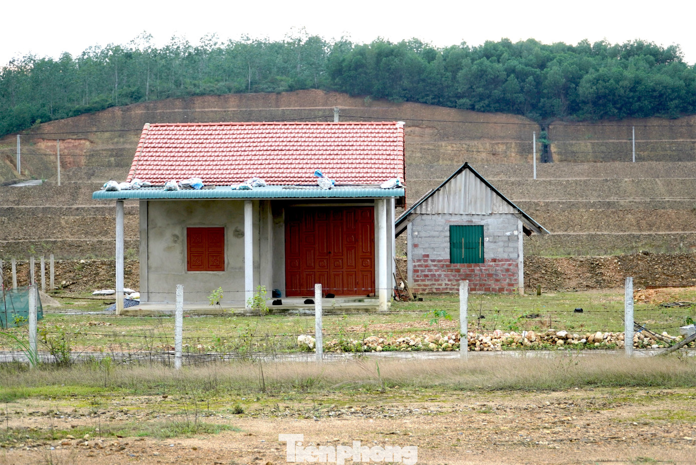 Qua ghi nhận, hiện tại ở khu tái định cư mới có 3 hộ xây nhà tạm trên đất. Song chưa đến ở vì hệ thống điện đang trong giai đoạn hoàn thiện, nước chưa có.