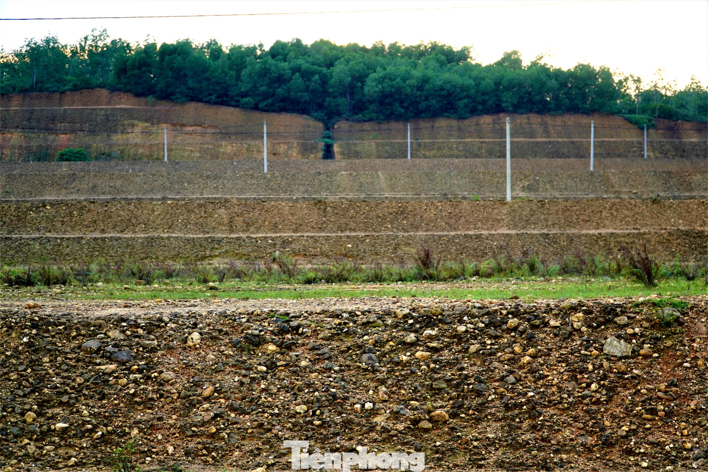 Nằm ở khu vực đồi nên một số điểm phần mái có dấu hiệu sạt lở.