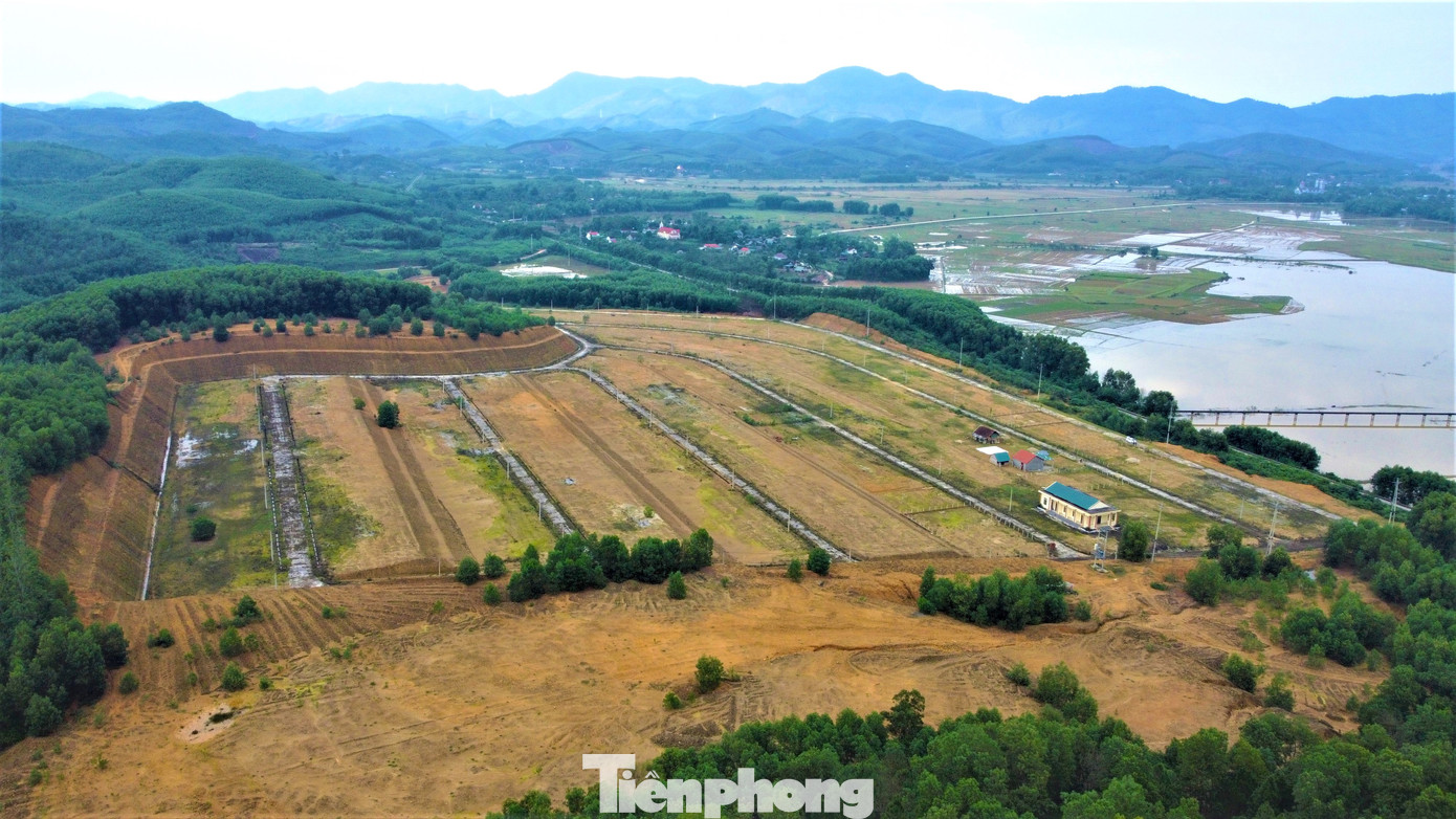 Theo tìm hiểu, việc người dân không mặn mà với dự án khu tái định cư là nhiều hộ không còn đảm bảo các điều kiện dự án đặt ra, số khác họ không muốn rời bỏ nơi ở cũ để đến vị trí mới vì khó khăn về kinh tế. Ngoài ra, người dân còn cho rằng khu quy hoạch chưa đáp ứng điều kiện như thiếu nước sạch, cách xa nơi vị trí cũ.