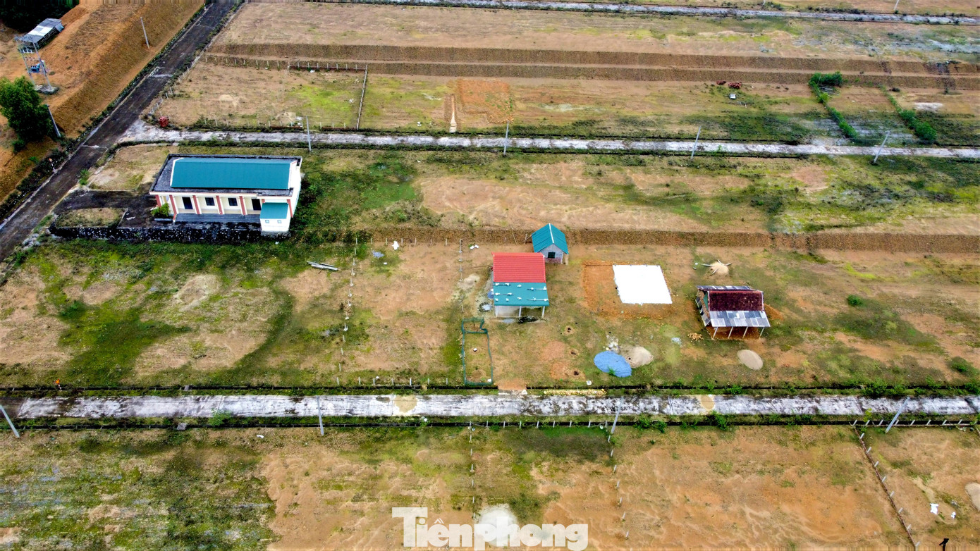 Dự án công trình hạ tầng kỹ thuật khu dân cư nông thôn phục vụ phòng, chống ngập lũ cho người dân xã Phương Mỹ (nay là xã Điền Mỹ) do UBND huyện Hương Khê (Hà Tĩnh) làm chủ đầu tư với nguồn vốn 41 tỷ đồng. Đơn vị thi công là Công ty TNHH Xây dựng Thương mại Hoàng Ngọc và Công ty CP Xây dựng Sông Ba (đóng tại thị trấn Hương Khê).