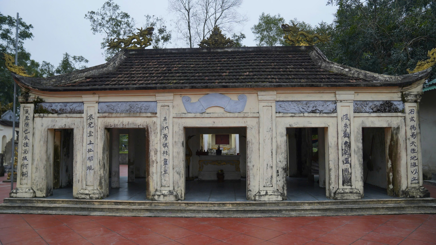 Cũng theo ông Tú, đền Kinh Hạ trước có 9 đạo sắc của các Vua thời nhà Nguyễn ban dụ, song do thời gian, thiên tai, chiến tranh hiện còn 3 đạo sắc (bản sao).