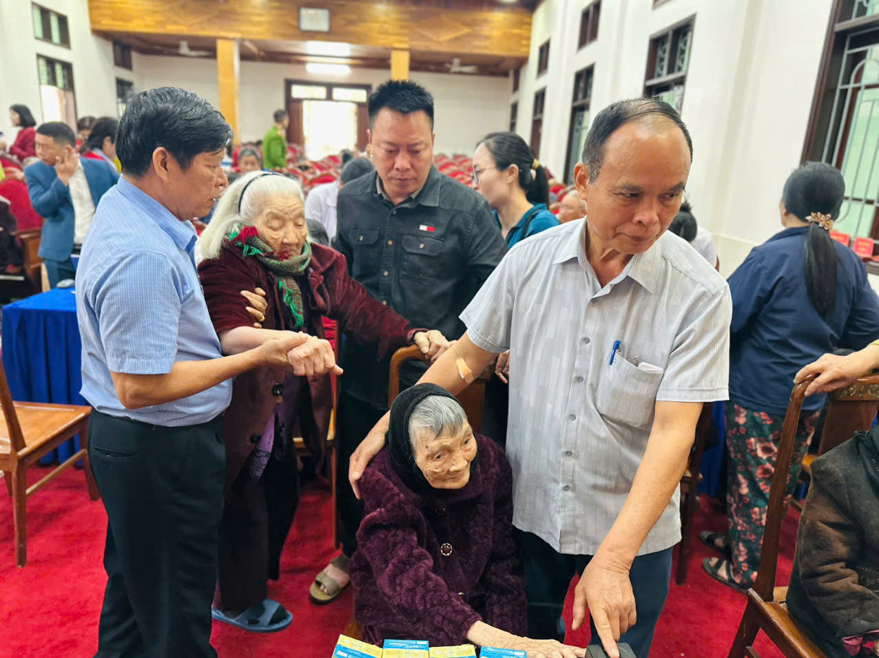 Tổ công tác triển khai lấy mẫu ADN thân nhân của liệt sỹ chưa xác định được danh tính.