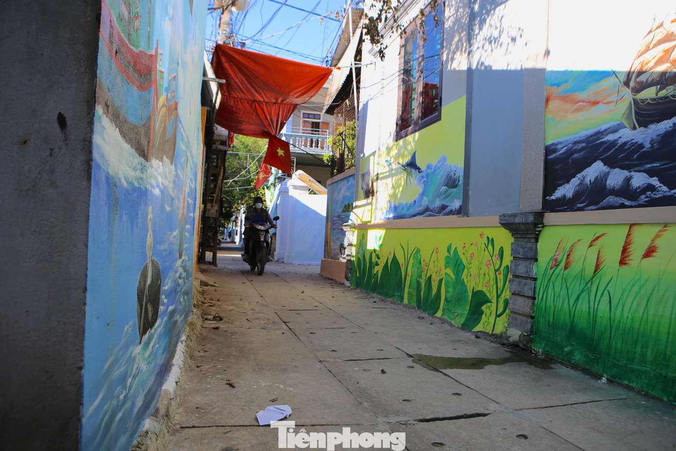 Con đường dẫn vào làng dài chừng 600m, rộng khoảng 2m, những ngày qua anh đã hoàn thành được trên 10 bức tranh tường, dự kiến trong vòng 1 tháng sẽ hoàn thành cả tuyến đường.