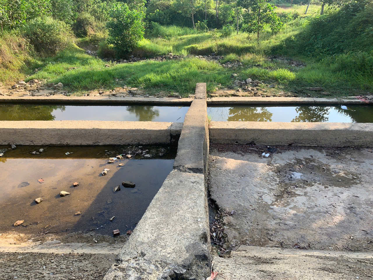 Trải qua nhiều năm vận hành khai thác, ảnh hưởng bởi điều kiện thời tiết mưa lũ bất thường nên đến nay nhiều công trình đã bị xuống cấp, hư hỏng. Trong ảnh:Thân đập Quát ở huyện Hương Sơn đang có dấu hiệu xuống cấp. Trải qua nhiều năm vận hành khai thác, ảnh hưởng bởi điều kiện thời tiết mưa lũ bất thường nên đến nay nhiều công trình đã bị xuống cấp, hư hỏng. Trong ảnh:Thân đập Quát ở huyện Hương Sơn đang có dấu hiệu xuống cấp.