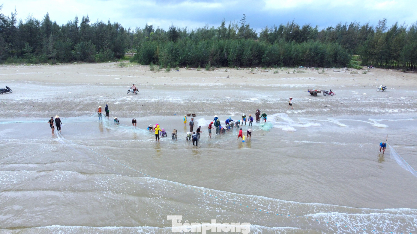 Ghi nhận dọc bờ biển kéo dài từ bãi tắm Xuân Hải (thị trấn Lộc Hà) đến xã Thịnh Lộc, người dân tập trung từng nhóm để kéo cá. Trong ngày hôm nay chủ yếu bắt được cá đù. Đây được xem là “lộc trời” vì số lượng cá rất nhiều. Ghi nhận dọc bờ biển kéo dài từ bãi tắm Xuân Hải (thị trấn Lộc Hà) đến xã Thịnh Lộc, người dân tập trung từng nhóm để kéo cá. Trong ngày hôm nay chủ yếu bắt được cá đù. Đây được xem là “lộc trời” vì số lượng cá rất nhiều.