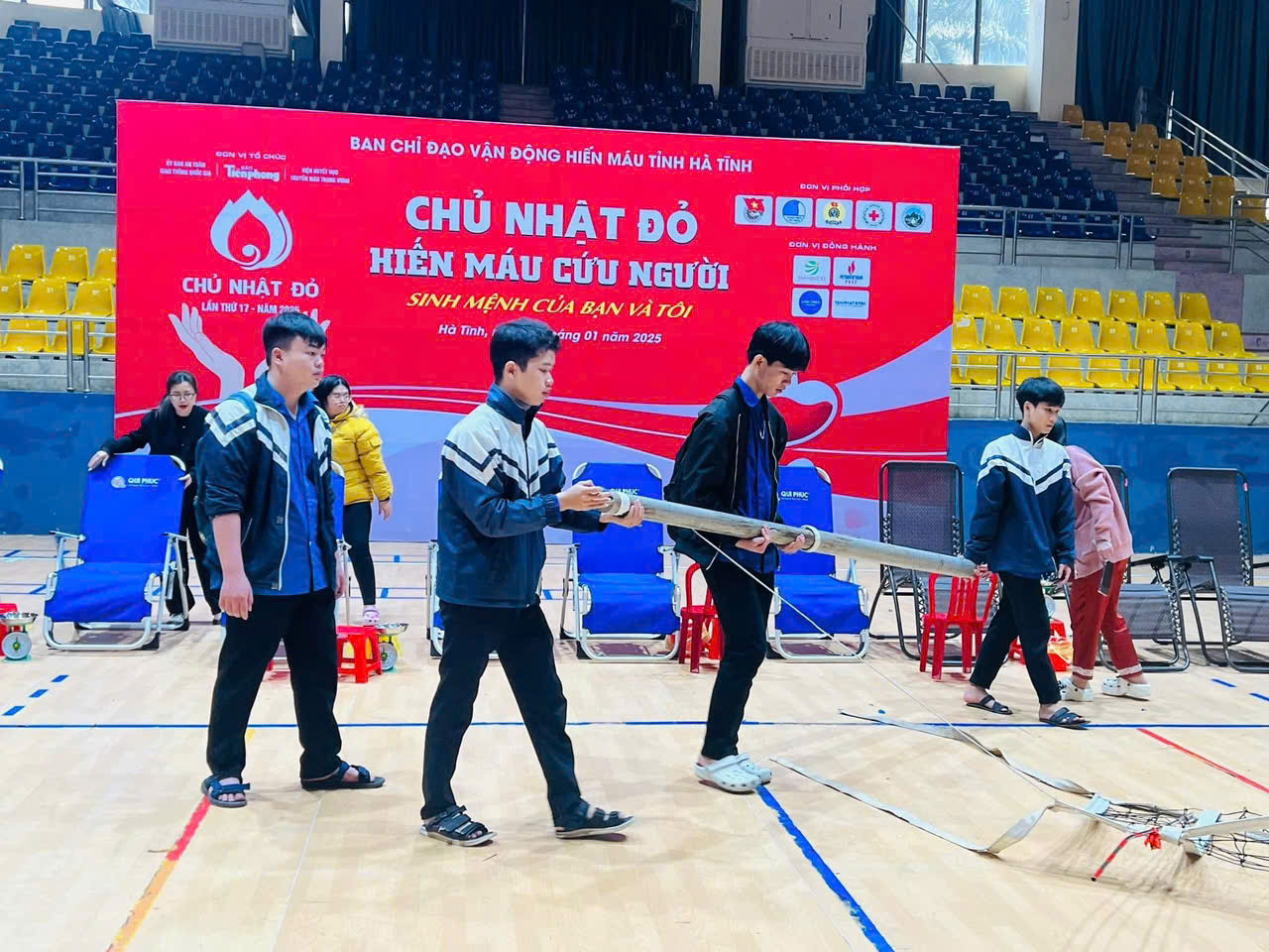 Hoạt động tuyên truyền về ngày hội Chủ Nhật Đỏ được đoàn viên thanh niên tổ chức triển khai trong những ngày qua. Hoạt động tuyên truyền về ngày hội Chủ Nhật Đỏ được đoàn viên thanh niên tổ chức triển khai trong những ngày qua.