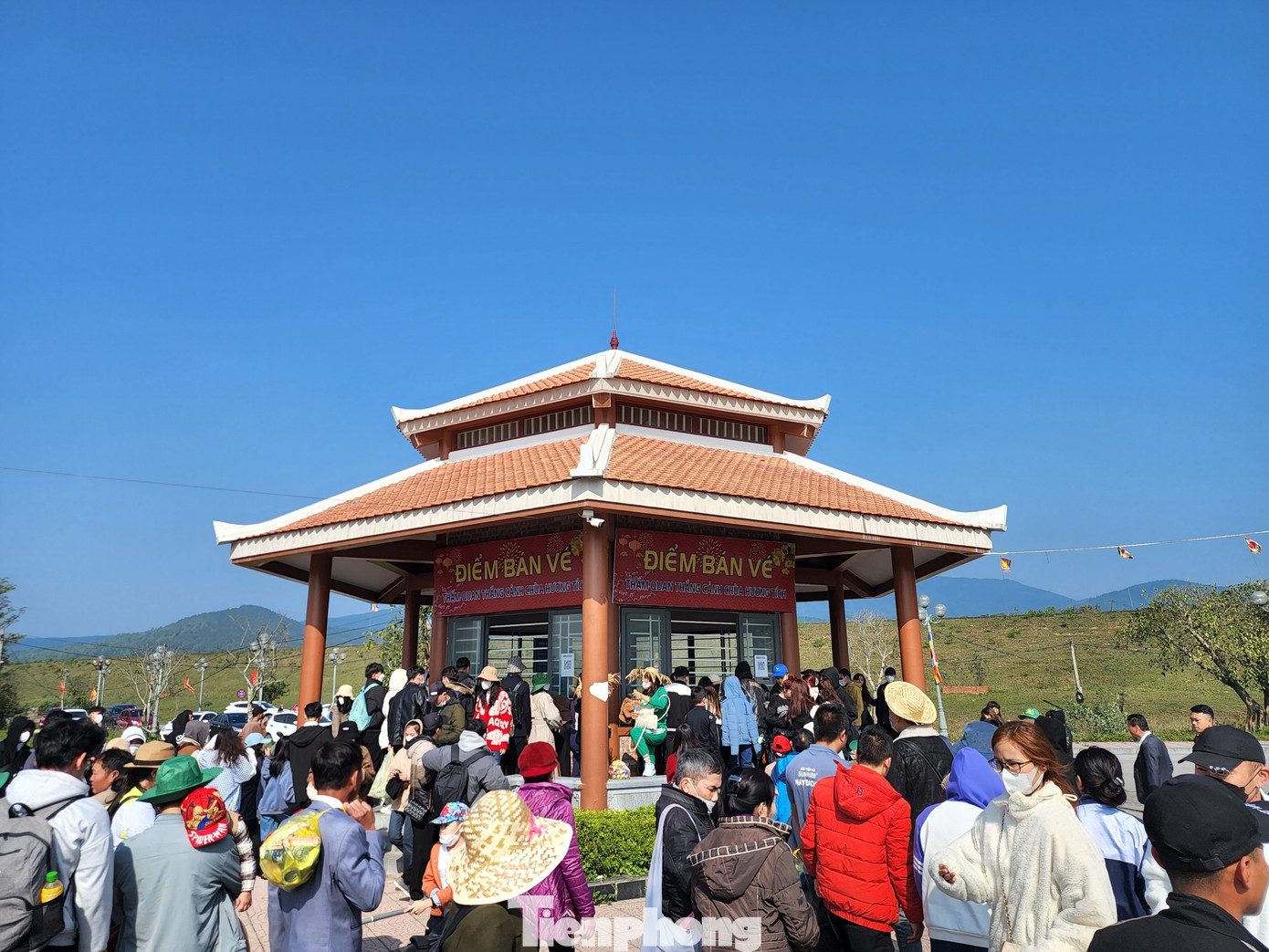 Để lên đỉnh chùa, du khách di chuyển bằng thuyền, cáp treo. Trong ảnh người dân chen chúc chờ mua vé di chuyển bằng cáp treo lên chùa.