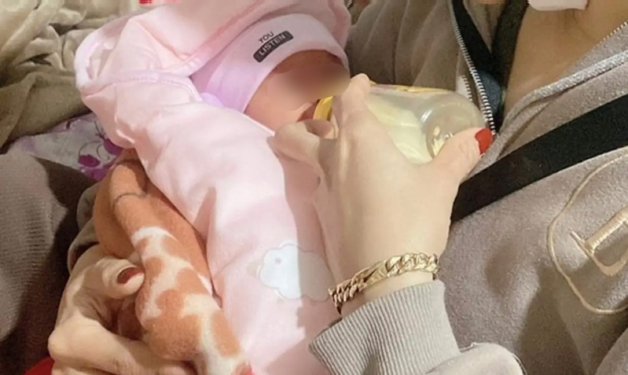 Bé gái sơ sinh được phát hiện trước cổng nhà dân ở Hà Tĩnh. Bé gái sơ sinh được phát hiện trước cổng nhà dân ở Hà Tĩnh.