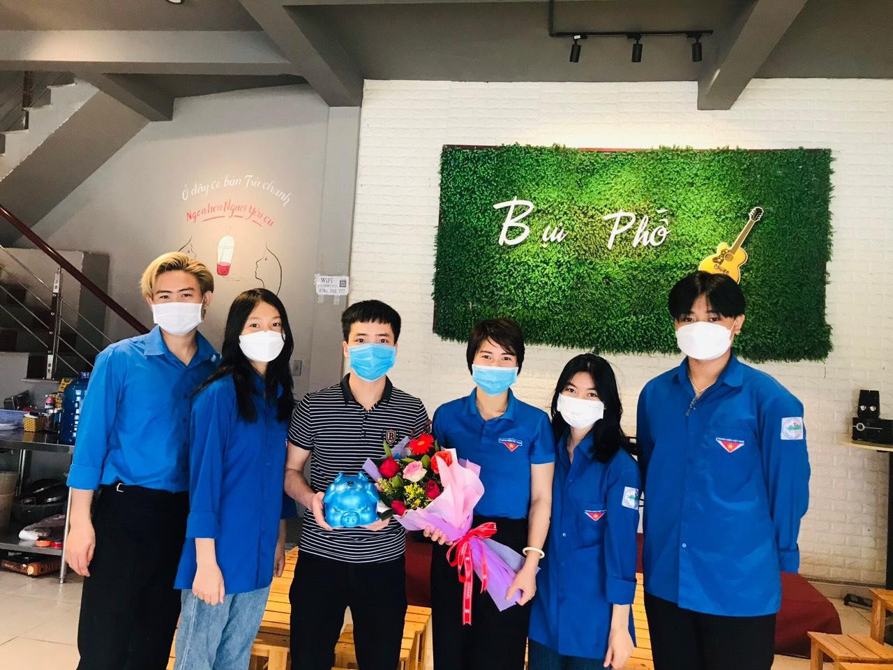 Đoàn phường Kỳ Liên (thị xã Kỳ Anh) phối hợp với người dân trên địa bàn gửi heo đất tiết kiệm gây quỹ “Vì đàn em thân yêu” năm 2022.