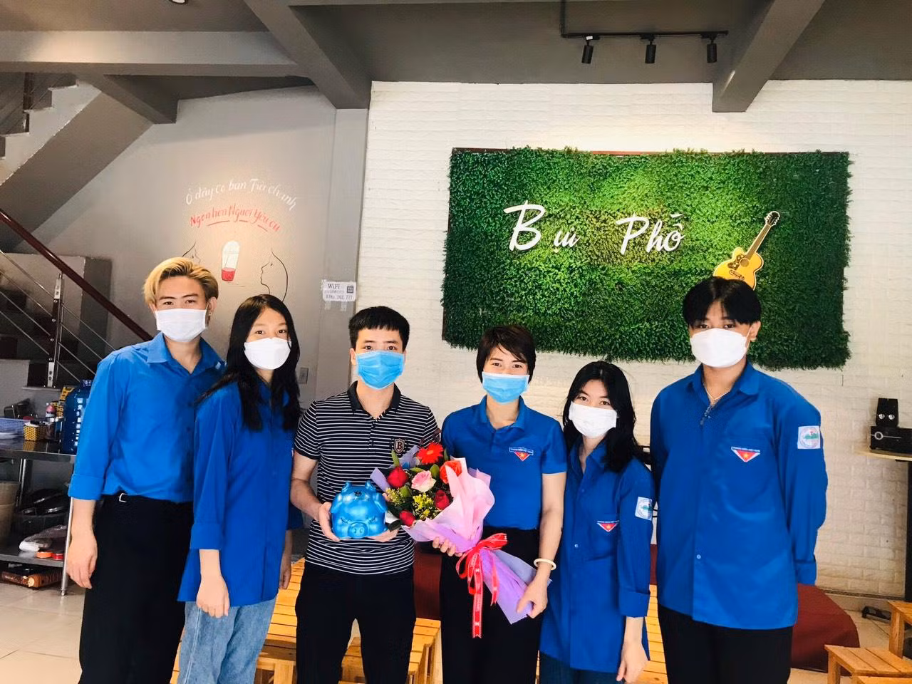 Đoàn phường Kỳ Liên (thị xã Kỳ Anh) phối hợp với người dân trên địa bàn gửi heo đất tiết kiệm gây quỹ “Vì đàn em thân yêu” năm 2022.