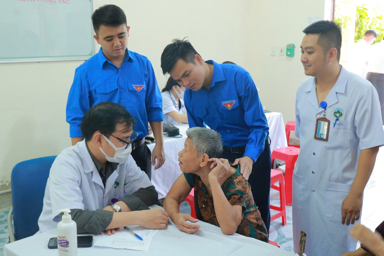 Tổ chức "Ngày hội Thầy thuốc trẻ làm theo lời Bác, tình nguyện vì sức khỏe cộng đồng" khám, cấp phát thuốc cho gần 130 người cao tuổi đang được chăm sóc tại Trung tâm Điều dưỡng Người có công và bảo trợ xã hội tỉnh.