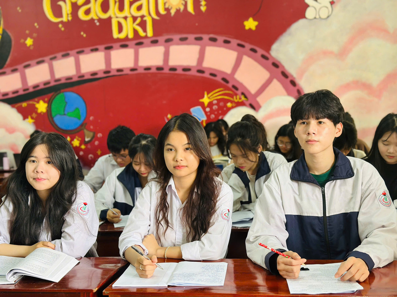 Em Nguyễn Thị Thu Hiền (giữa) trong giờ học cùng các bạn. Em Nguyễn Thị Thu Hiền (giữa) trong giờ học cùng các bạn.