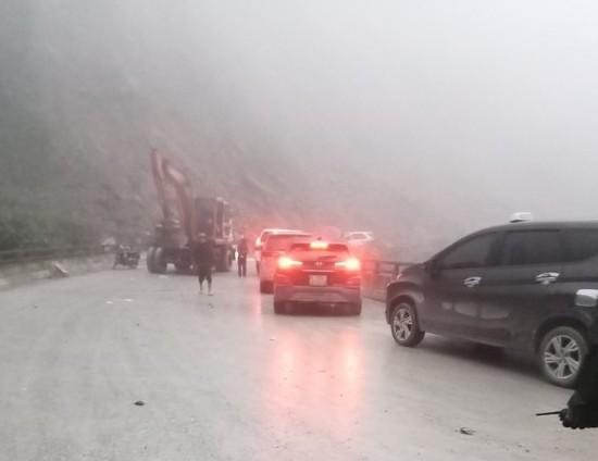 Do đường bị sạt lở không thể di chuyển, phương tiện giao thông bị tê liệt.