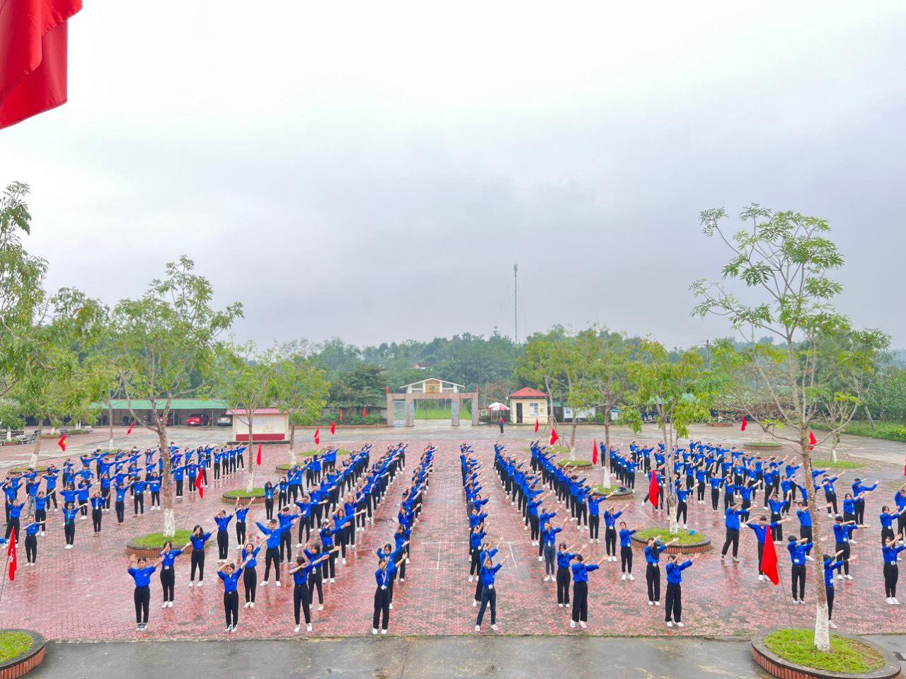 Hướng tới Đại hội Đoàn toàn quốc lần thứ XII, ngày 12/12, hơn 20.000 ĐVTN các trường THPT, Trung tâm GDNN - GDTX tỉnh Hà Tĩnh đã tổ chức đồng diễn “Vũ điệu thanh niên” trên nền nhạc bài hát “Sứ mệnh thanh niên”.