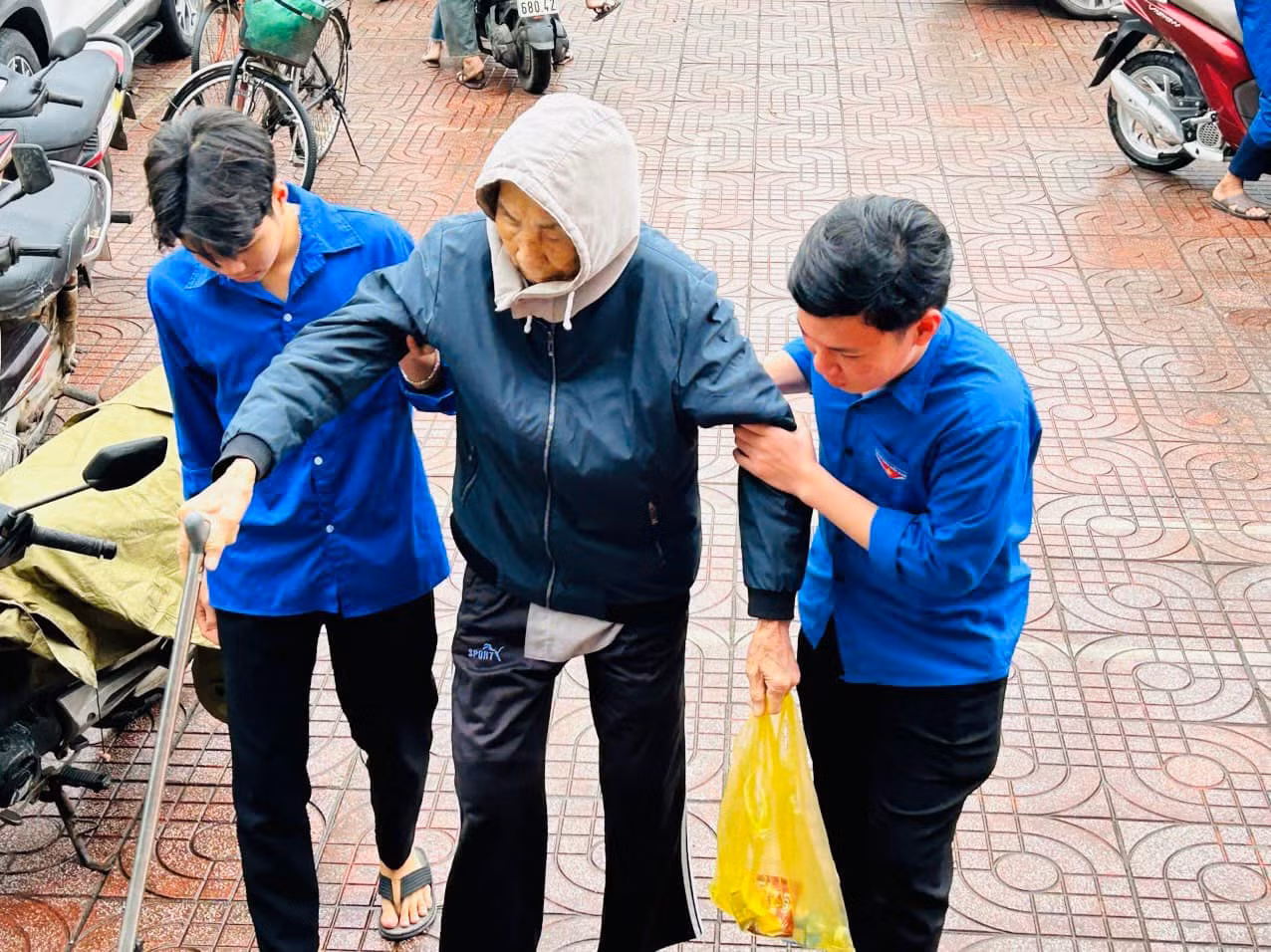 Tuổi trẻ huyện Cẩm Xuyên phối hợp với Hội Thầy thuốc trẻ Hà Tĩnh và đơn vị tài trợ tổ chức khám và cấp phát thuốc miễn phí cho đối tượng chính sách và người dân có hoàn cảnh khó khăn tại xã Cẩm Nhượng.