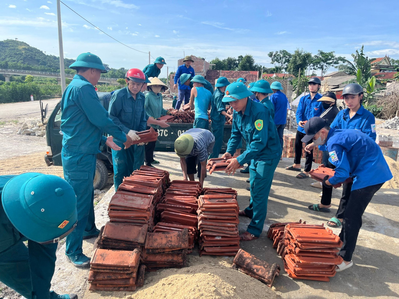 Anh Nguyễn Hoài Nam - Phó Bí thư Tỉnh Đoàn Hà Tĩnh cho biết, những ngày qua lượng đoàn viên thanh niên đã tích cực tham gia hỗ trợ với tinh thần khẩn trương, trách nhiệm, quyết tâm góp sức hoàn thành dự án. Với tầm quan trọng của dự án đường dây 500kV mạch 3, thời gian tới lực lượng thanh niên sẽ tiếp tục thực hiện hỗ trợ người dân tháo gỡ, di dời tài sản, công trình kiến trúc, phát quang cây cối, phối hợp đảm bảo an ninh trật tự... nhằm đẩy nhanh tiến độ thực hiện dự án.