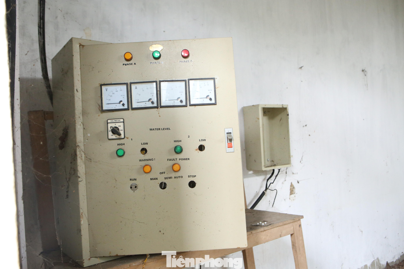 Điện trong nhà điều hành đã hư hỏng.