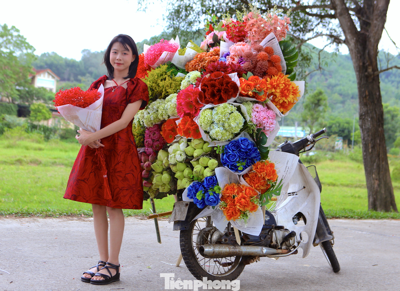 Những xe hoa “chở mùa thu Hà Nội” ở miền quê Hà Tĩnh bắt kịp xu hướng check-in của các bạn trẻ.