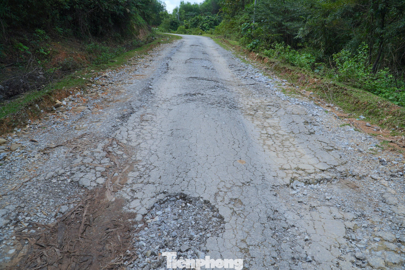 “Vào mùa nắng thì bụi bặm, mưa lầy lội và nguy hiểm vì mặt đường đã bị vỡ nát. Nhiều học sinh đi học qua tuyến đường này rất khổ sở, nguy hiểm nhất là vào mùa mưa, trời âm u và hẻo lánh”, một người đi đường cho hay.