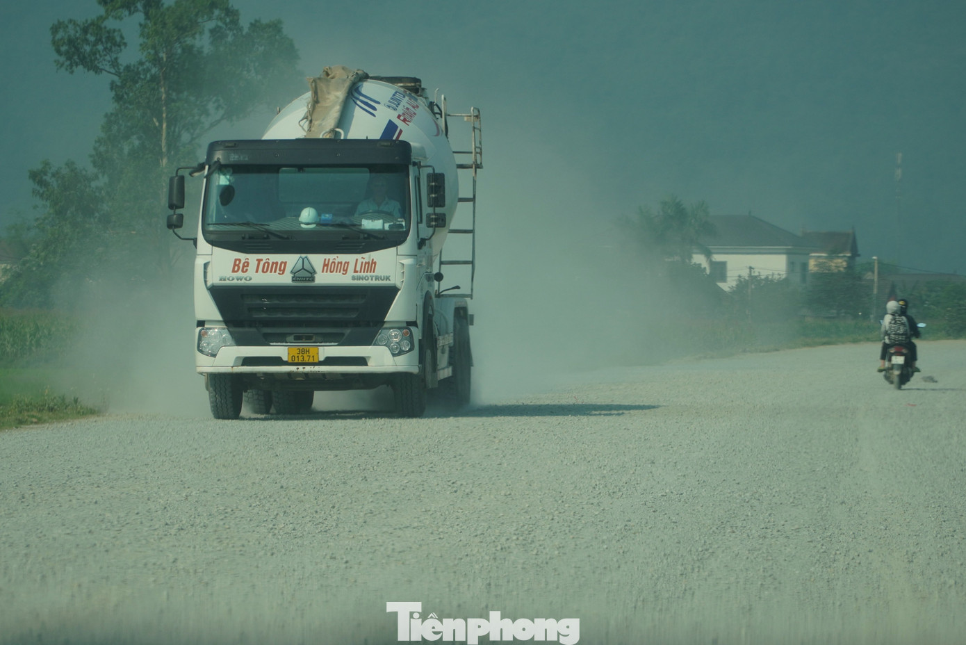 Mỗi lần phương tiện đi qua đường, bụi bay trắng xoá. Người dân phải di chuyển chậm để đảm bảo an toàn vì bụi bặm đã làm che khuất tầm nhìn. Mỗi lần phương tiện đi qua đường, bụi bay trắng xoá. Người dân phải di chuyển chậm để đảm bảo an toàn vì bụi bặm đã làm che khuất tầm nhìn.