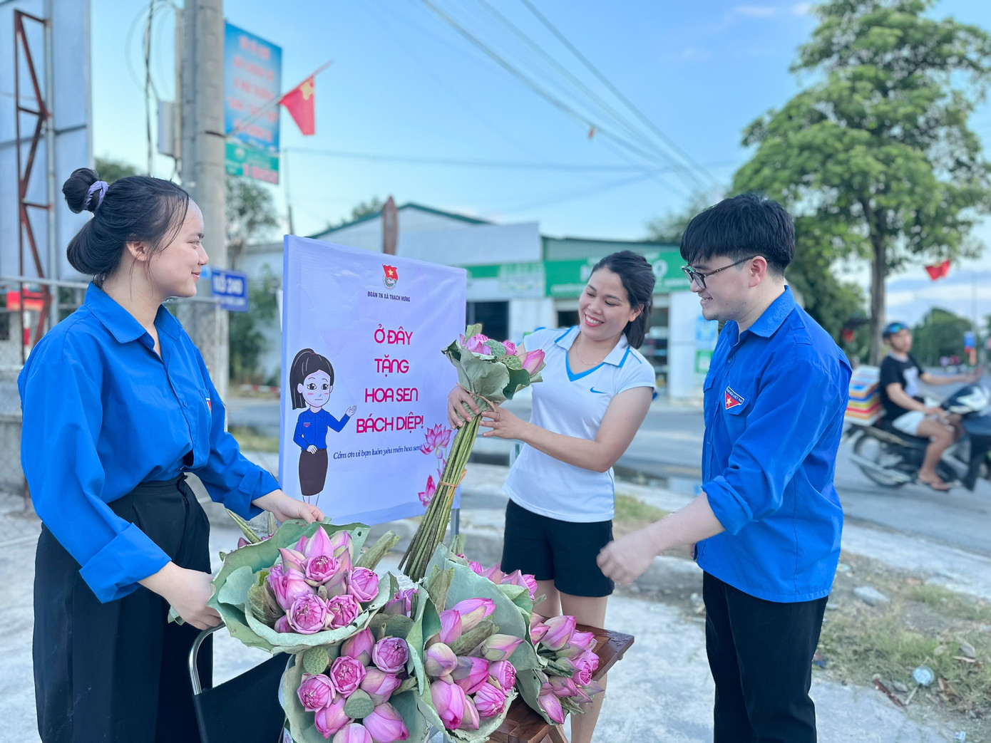 “Ở đây tặng hoa sen Bách Diệp”, dòng chữ được Đoàn xã Thạch Hưng in và treo lên nhằm thu hút người đi đường đến lấy hoa sen miễn phí. Điểm tặng hoa miễn phí được đặt tại đường Mai Thúc Loan, thành phố Hà Tĩnh.