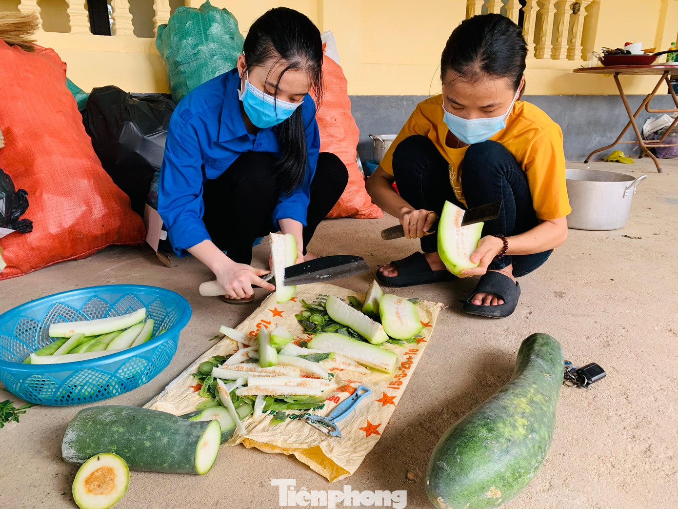 Tại xã Cẩm Thành, hai ngày đoàn viên thanh niên nấu 300 suất cơm miễn phí cho điểm cách ly tại trường mầm non. Điểm này có 45 người đang thực hiện cách ly y tế.