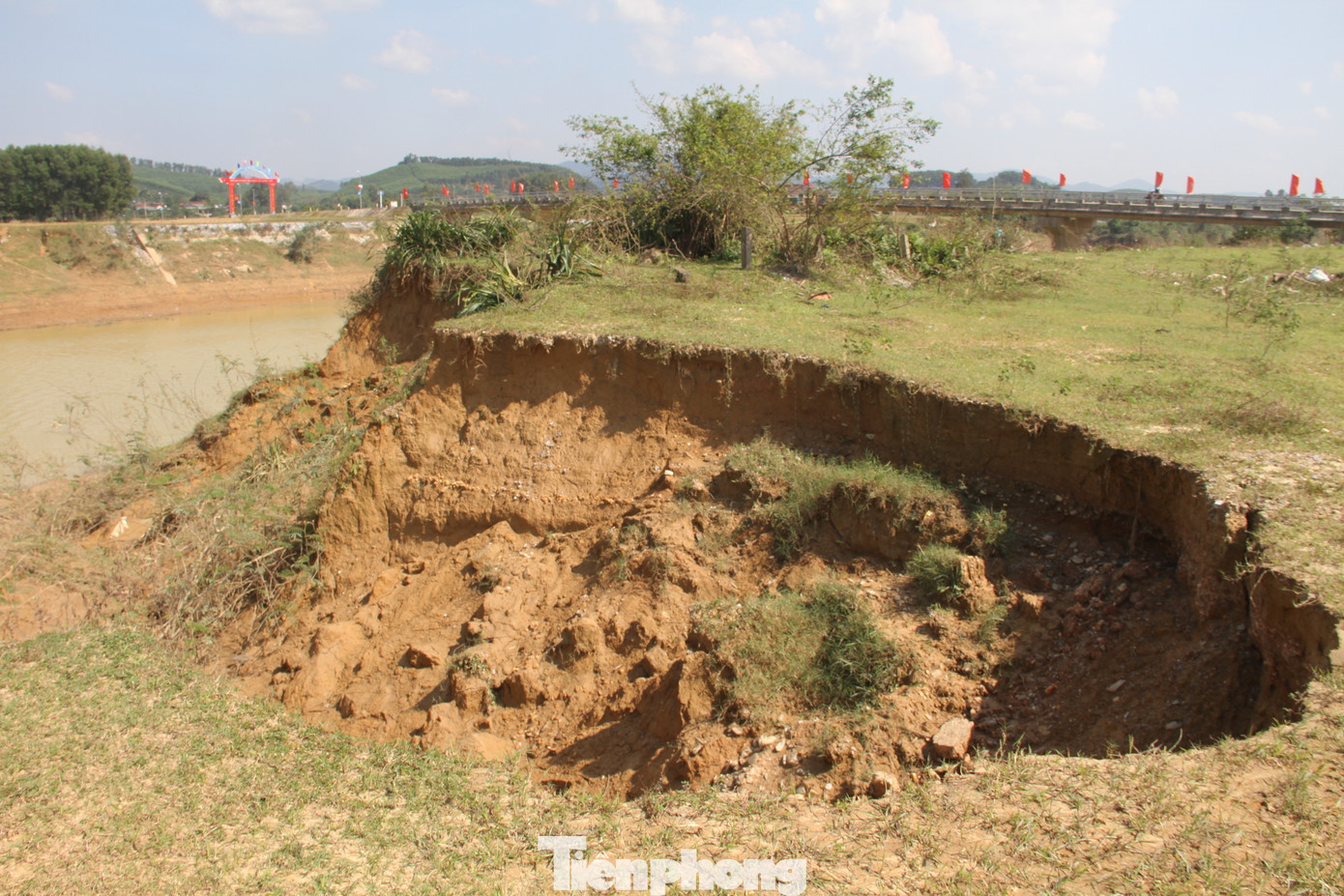 Những điểm sạt lở tạo thành hố gần khu vực cầu Hương Thủy.