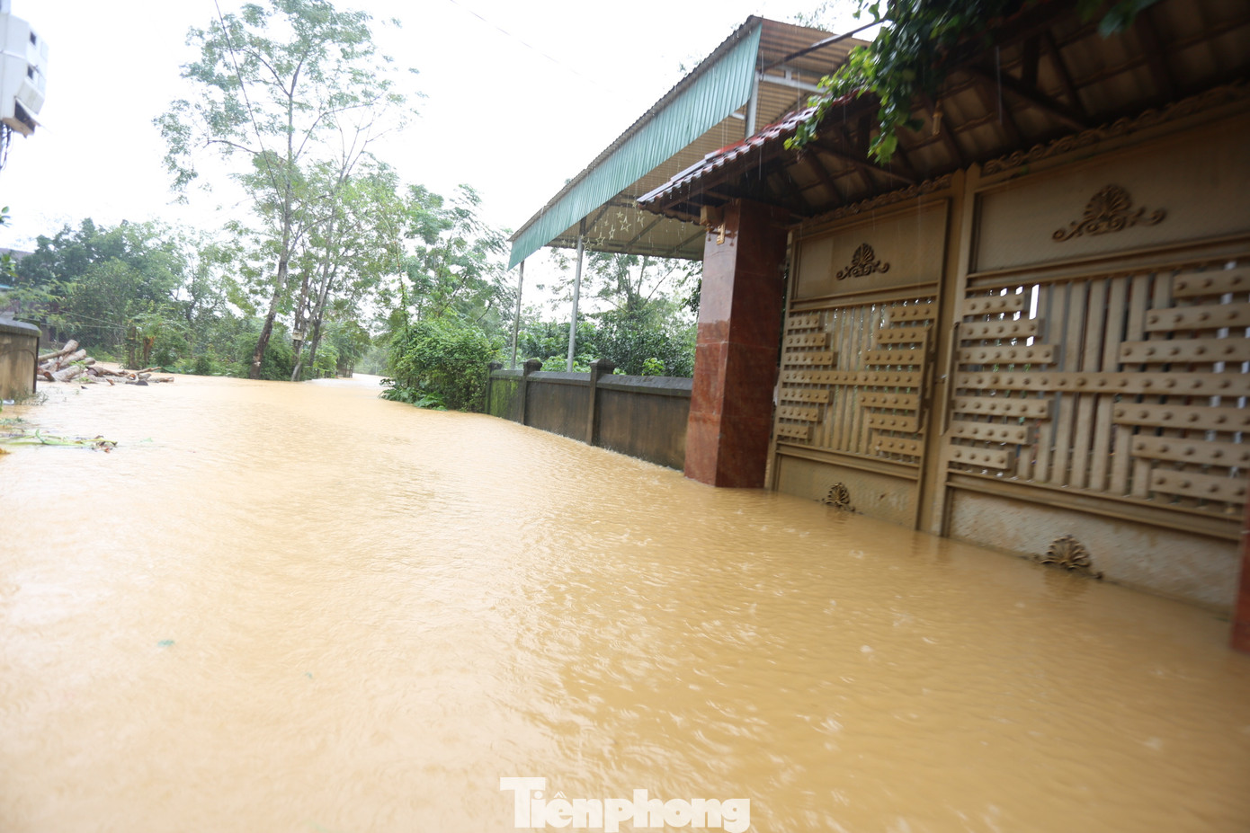 Theo báo cáo nhanh của Ban Chỉ huy phòng chống thiên tai và tìm kiếm cứu nạn tỉnh Hà Tĩnh, tại huyện Hương Khê có 5.494 hộ dân bị nước vào vườn; hàng chục điểm trường học, hội quán và bưu điện bị ngập; nhiều tuyến đường giao thông, cầu tràn bị ngập, sạt lở nghiêm trọng. Cũng tại huyện Hương Khê, mưa lũ đã khiến 2 người chết, 1 người mất tích, đang được lực lượng chức năng nỗ lực tìm kiếm.
