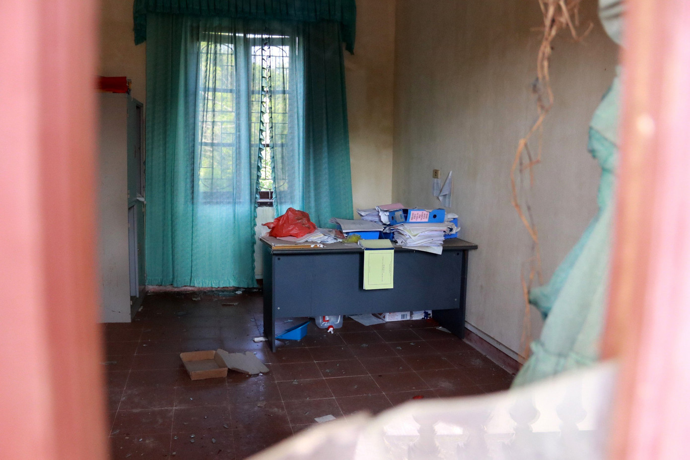 Bên trong khuôn viên trụ sở, các dãy nhà được lát gạch sạch sẽ, tuy nhiên sau nhiều năm không sử dụng nay nhếch nhác...